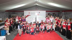 نادي الزهور يشارك مع الهلال الأحمر في تجهيز قوافل الإغاثة لغزة