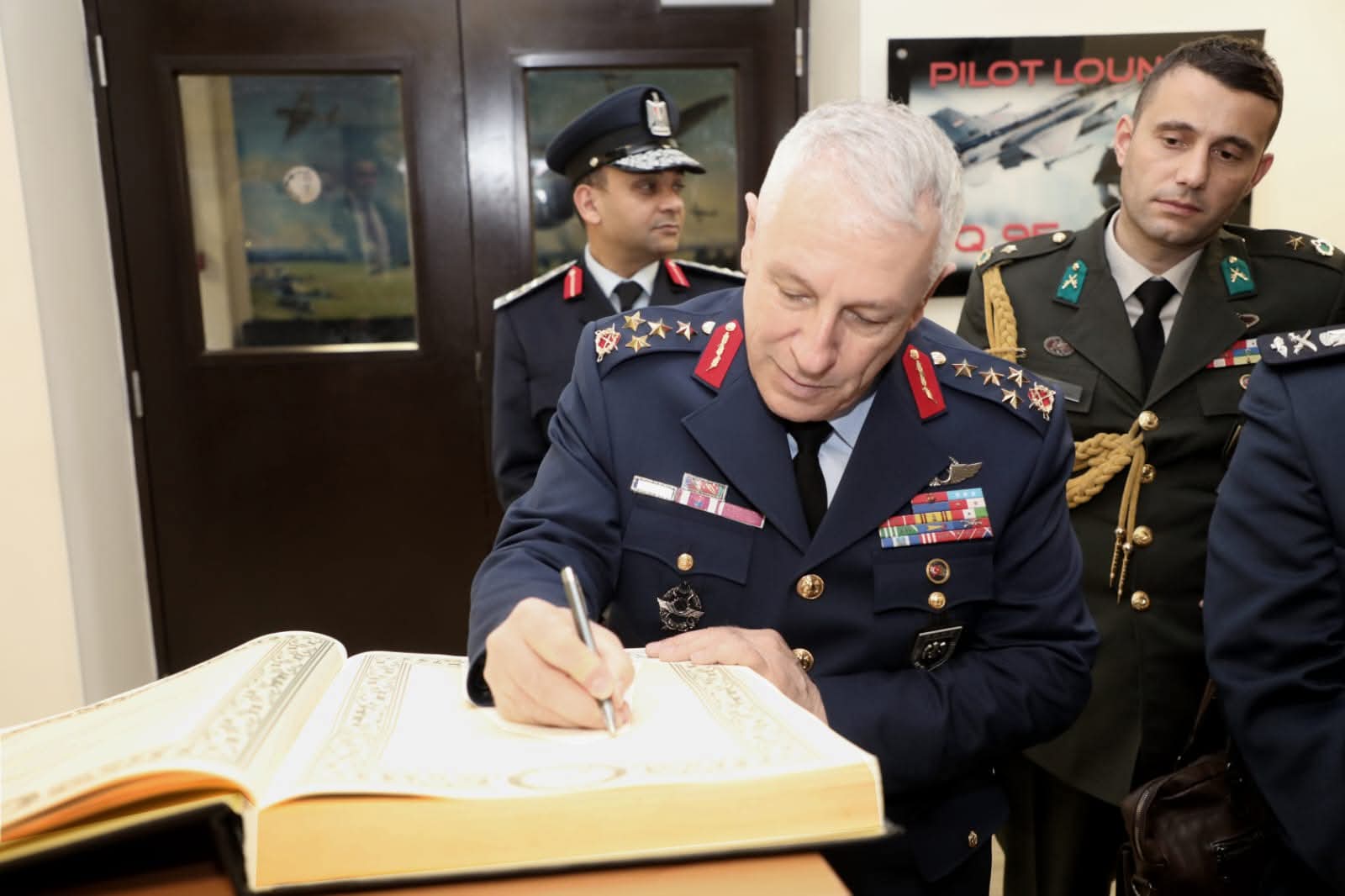 قائد القوات الجوية يلتقي نظيره التركي.. صور