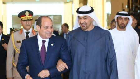 السيسي يصل أبو ظبي.. وبن زايد في مقدمة مستقبليه