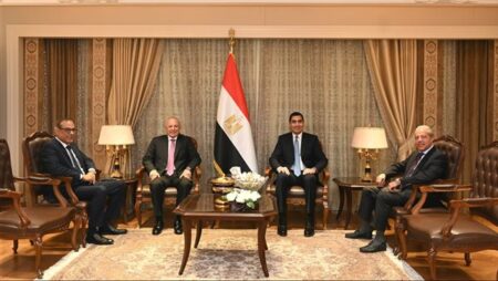 وزير الشباب والرياضة يستقبل رئيس الاتحاد المصري لكرة القدم