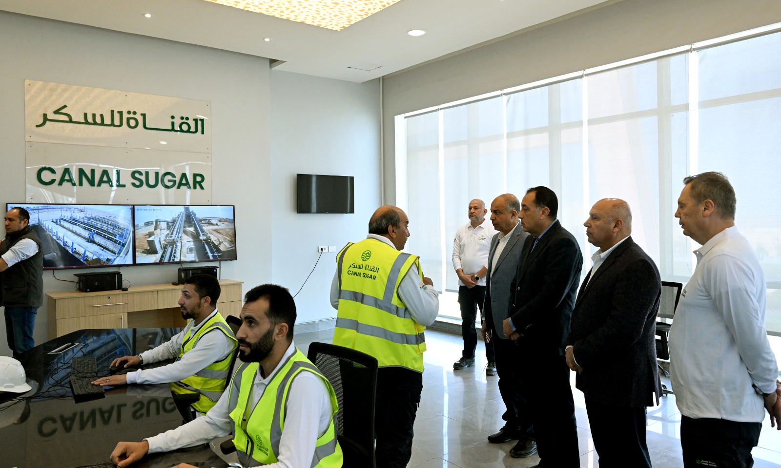 رئيس الوزراء يتفقد التشغيل التجريبي لمصنع "القناة للسكر" واستعدادات موسم البنجر.. صور