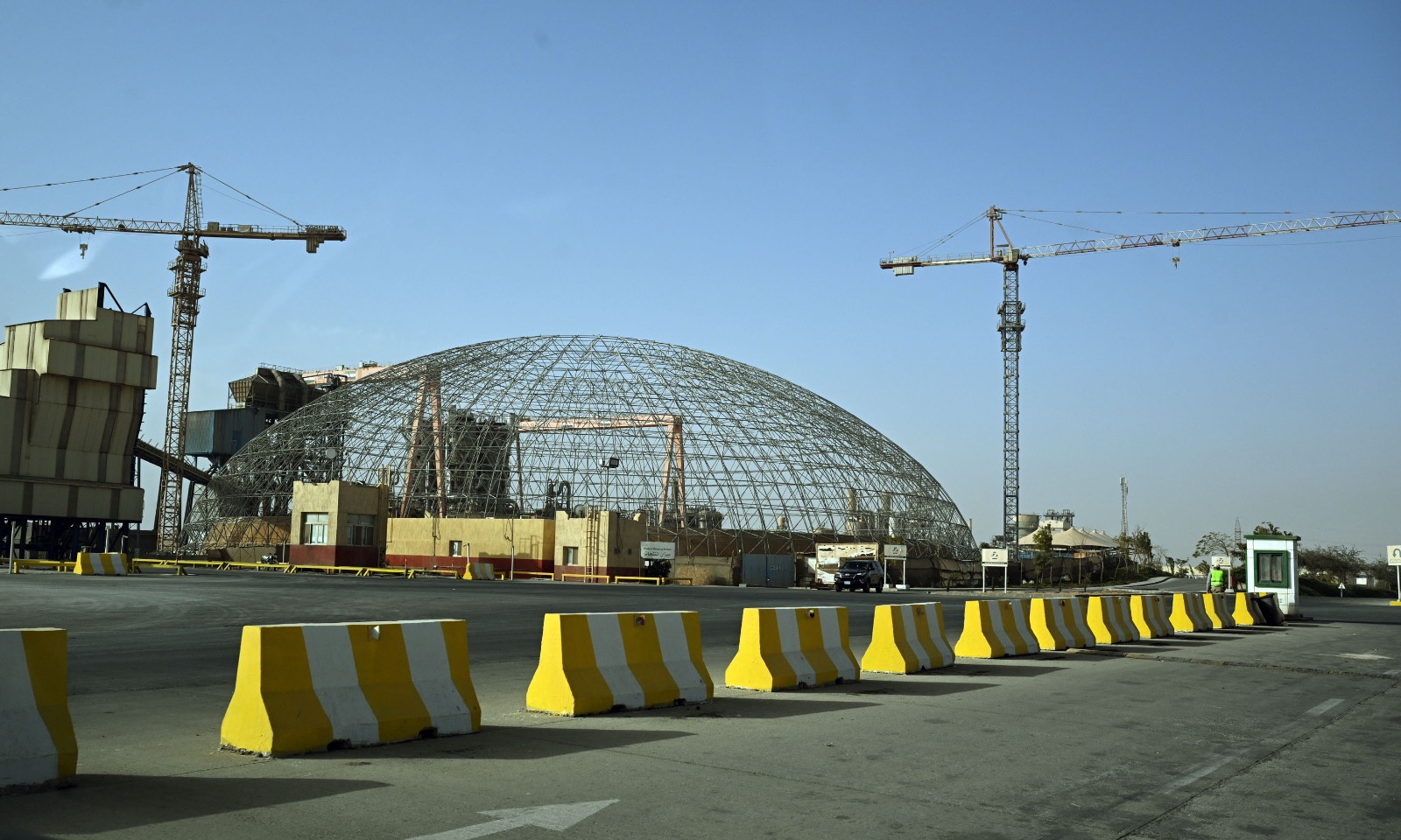 رئيس الوزراء يتفقد التشغيل التجريبي لمصنع "القناة للسكر" واستعدادات موسم البنجر.. صور