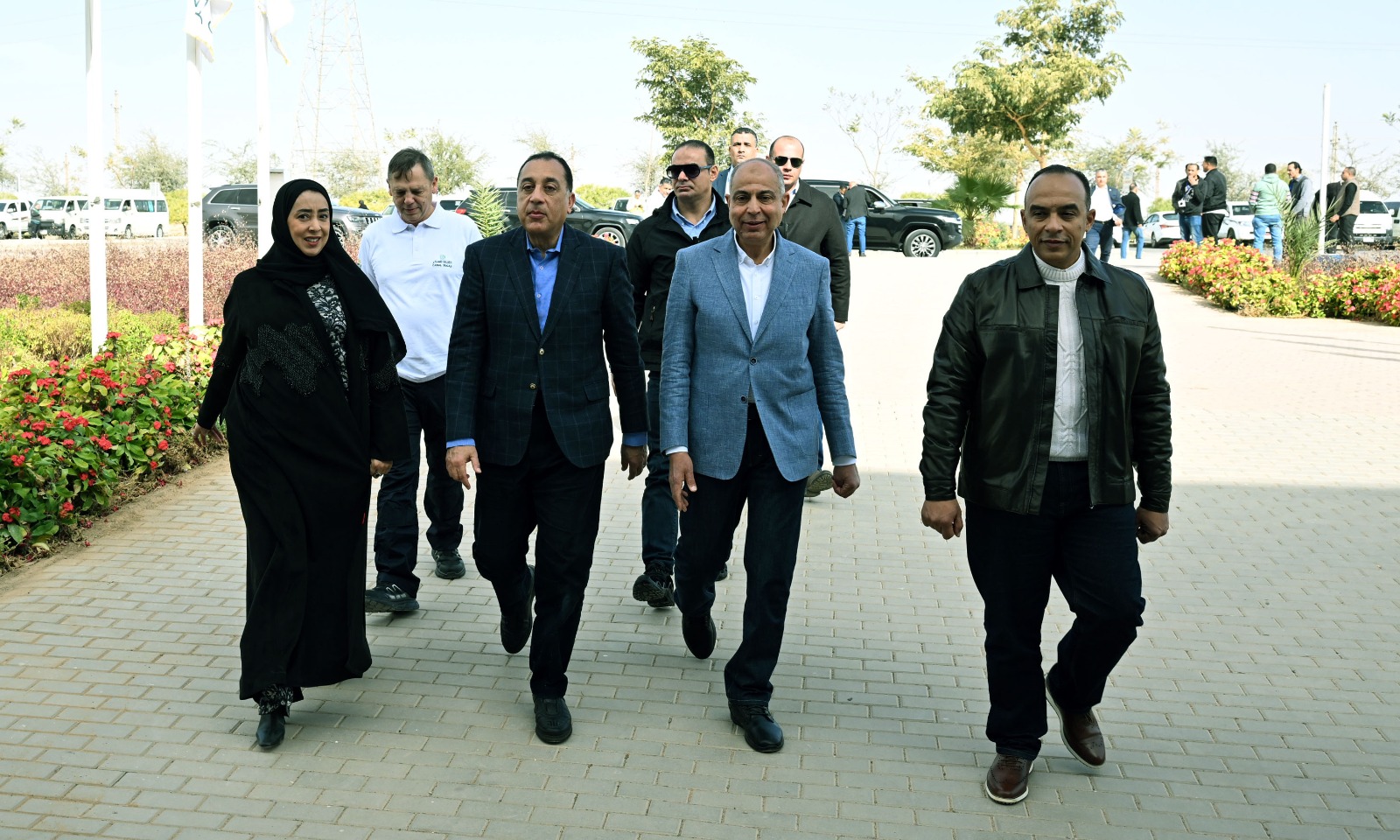 رئيس الوزراء يتفقد التشغيل التجريبي لمصنع "القناة للسكر" واستعدادات موسم البنجر.. صور