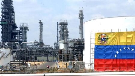 فنزويلا ترسل أول شحنة نفط خام إلى إسرائيل منذ سنوات