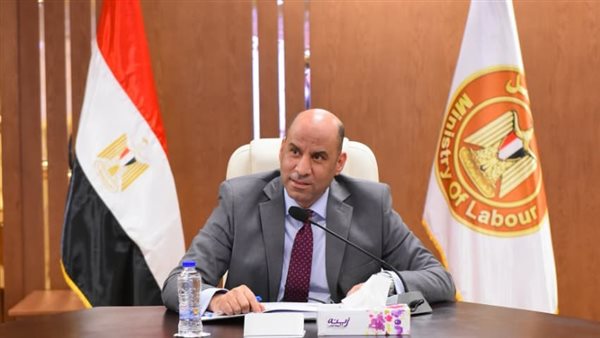 وزير العمل يلتقي القيادات التنفيذية للوزارة في أول اجتماع منذ توليه "الحقيبة" وزير العمل يلتقي القيادات التنفيذية للوزارة في أول اجتماع منذ توليه "الحقيبة"