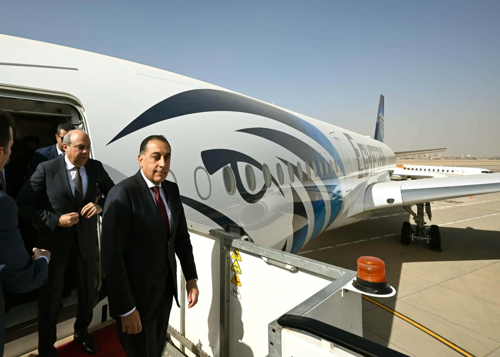 رئيس الوزراء يتفقد أول طائرة من طراز Airbus A350-900 بأسطول الناقل الوطني.. صور 1 رئيس الوزراء يتفقد أول طائرة من طراز Airbus A350-900 بأسطول الناقل الوطني.. صور