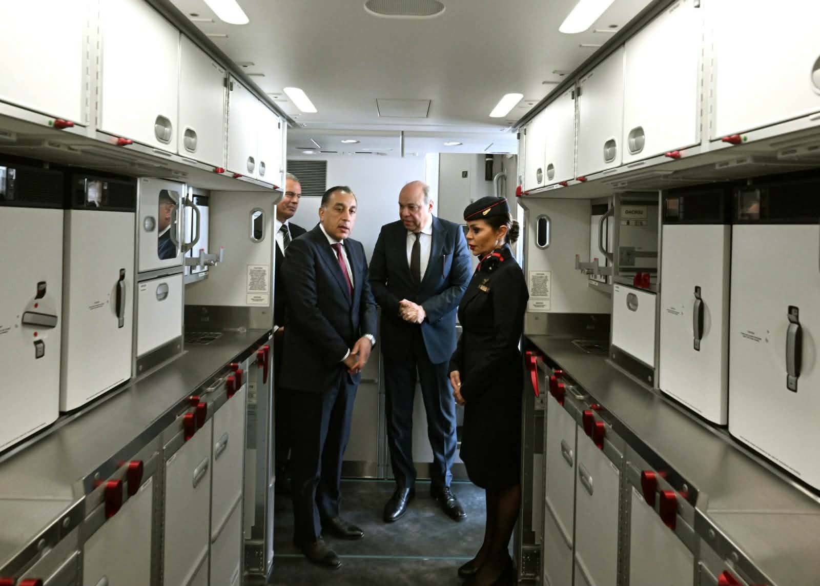 رئيس الوزراء يتفقد أول طائرة من طراز Airbus A350-900 بأسطول الناقل الوطني.. صور 2 رئيس الوزراء يتفقد أول طائرة من طراز Airbus A350-900 بأسطول الناقل الوطني.. صور