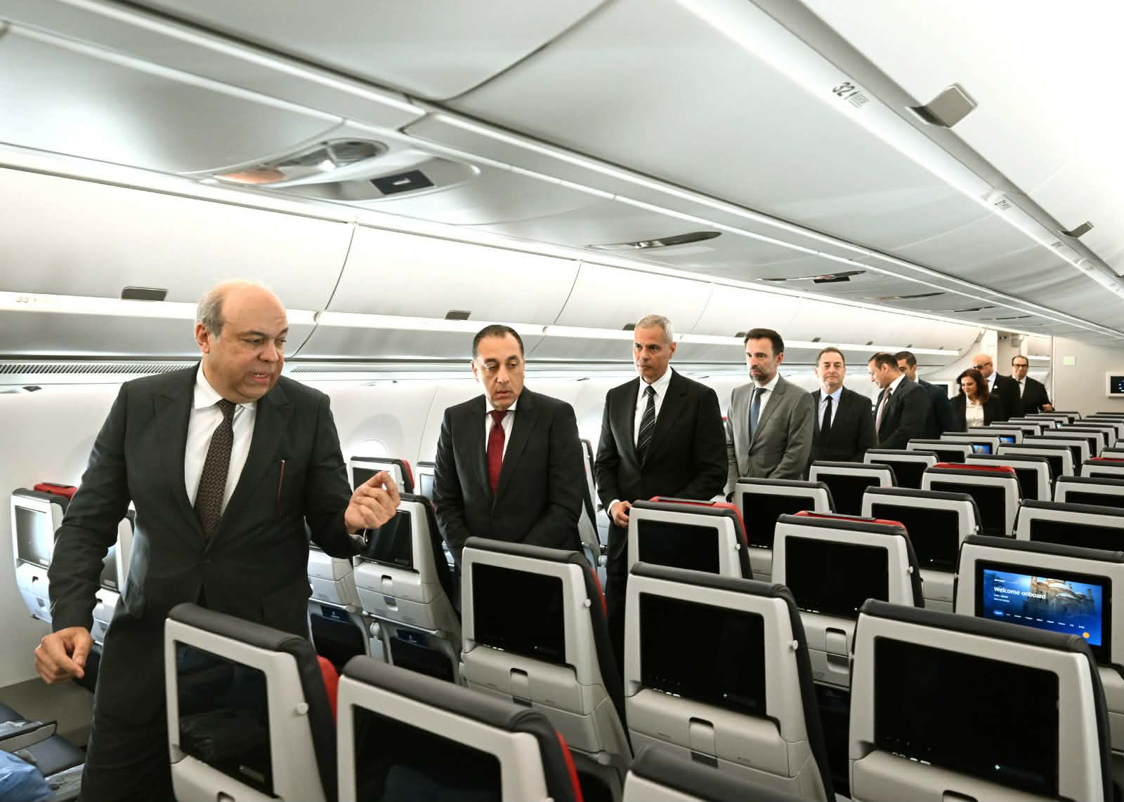 رئيس الوزراء يتفقد أول طائرة من طراز Airbus A350-900 بأسطول الناقل الوطني.. صور 6 رئيس الوزراء يتفقد أول طائرة من طراز Airbus A350-900 بأسطول الناقل الوطني.. صور
