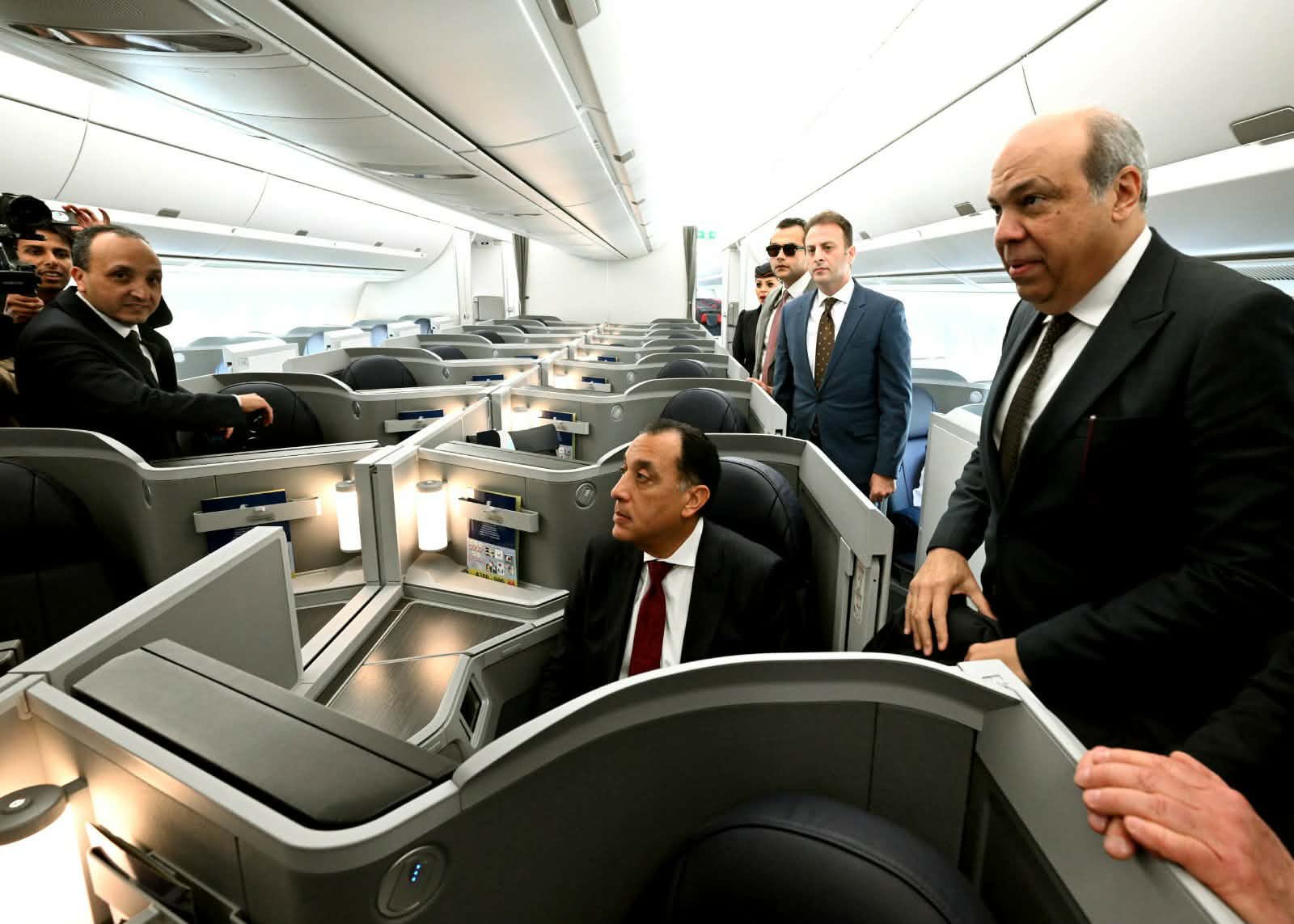 رئيس الوزراء يتفقد أول طائرة من طراز Airbus A350-900 بأسطول الناقل الوطني.. صور 5 رئيس الوزراء يتفقد أول طائرة من طراز Airbus A350-900 بأسطول الناقل الوطني.. صور