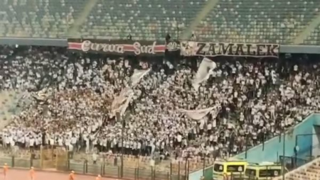 جماهير الزمالك تحتفل مع لاعبي الفريق بعد الفوز على المصري في كأس الكونفدرالية