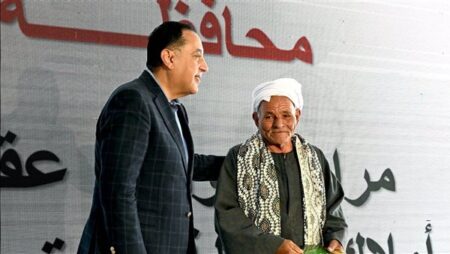 رئيس الوزراء يسلم عددا من العقود للمستفيدين من بديل الإيواء بحي جنوب مدينة المنيا .. صور