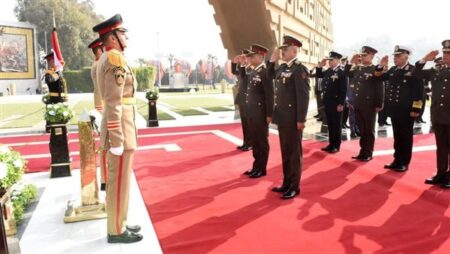 الرئيس ينيب وزير الدفاع لوضع إكليل من الزهور على النصب التذكارى لشهداء القوات المسلحة