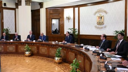 رئيس الوزراء يتابع موقف تنفيذ عدد من ملفات العمل بالمنطقة الاقتصادية لقناة السويس