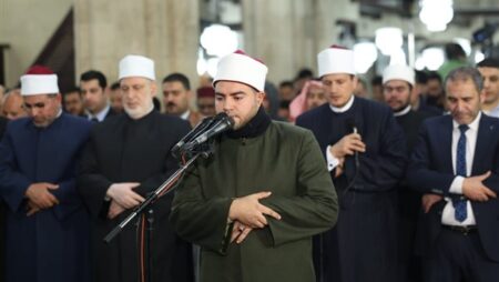 أئمة الجامع الأزهر يؤدون صلاة التراويح في الليلة 28 من رمضان