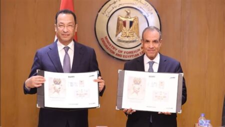 الخارجية والاتصالات تبحثان رقمنة الخدمات القنصلية وتدشنان طابعًا تذكاريًا لمئوية الدبلوماسية المصرية