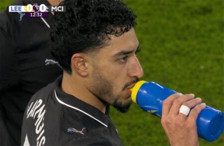 فيديو | أبرزهم مرموش.. توقف مباراة مانشستر سيتي لإفطار اللاعبين ورد فعل غريب من جماهير ليدز