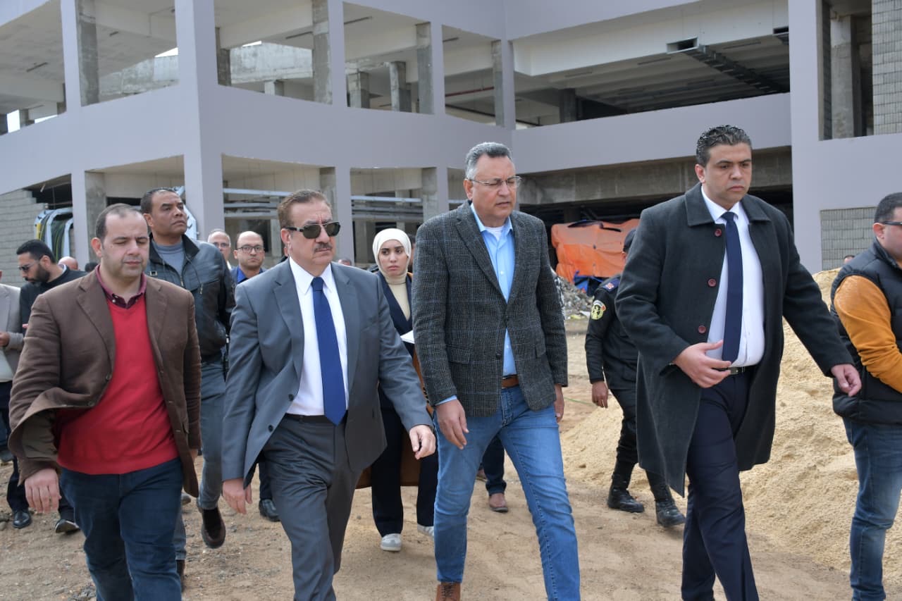 محافظ بورسعيد ونائب رئيس النادي المصري يتفقدان تطورات مشروع الاستاد الجديد