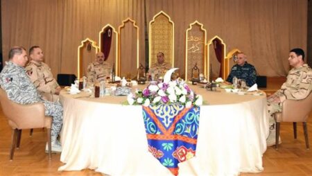 وزير الدفاع يلتقى مقاتلى القوات البحرية والمنطقة الشمالية العسكرية ويشاركهم تناول وجبة الإفطار .. شاهد