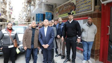 محافظ القاهرة يشرف على أعمال إزالة 8 أدوار مخالفة مقامة بالزيتون