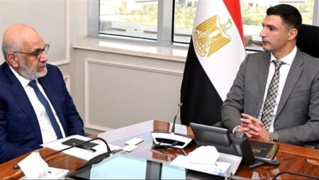 وزير الصناعة يبحث مع البنك الدولي التعاون في مجال البنية التحتية للمناطق الصناعية