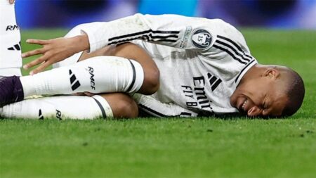 طبيب مبابي يكشف حقيقة إجراء جراحة لركبته.. ومدة غيابه
