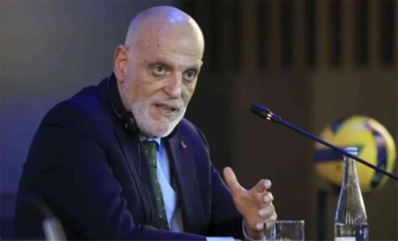 تيباس يرد على تصريحات تشافي بشأن عودة ميسي إلى برشلونة