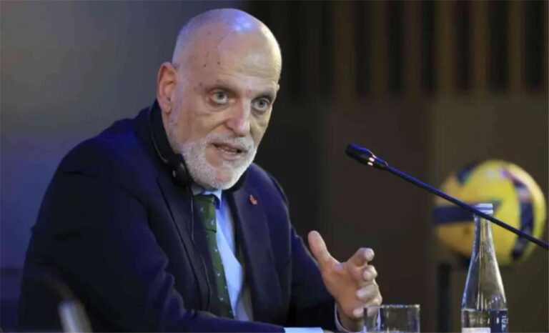 تيباس يرد على تصريحات تشافي بشأن عودة ميسي إلى برشلونة