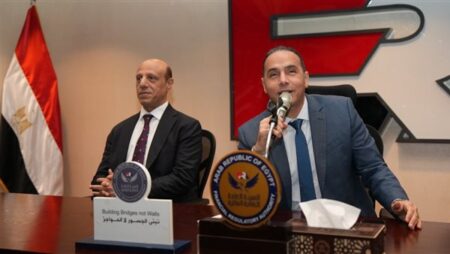 في أول يوم عمل له.. الدكتور إسلام عزام رئيس هيئة الرقابة المالية يلتقي بالعاملين