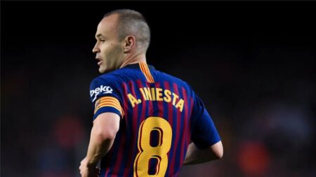 إنييستا عن لاعب برشلونة: امتلاكه شرف عظيم