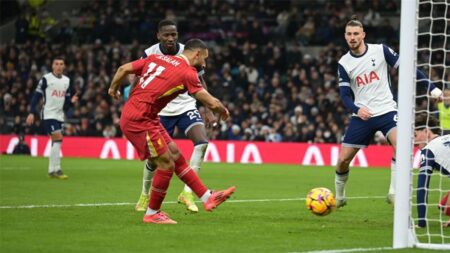 آلان شيرر يدفع محمد صلاح للتألق في مباراة ليفربول وتوتنهام