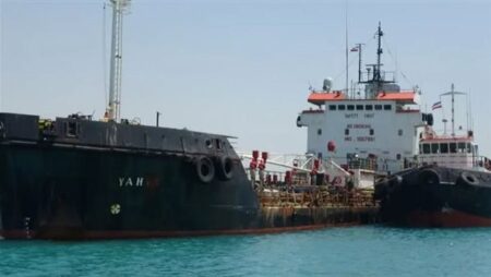 هل تكفي 400 مليون برميل نفط لاحتواء أزمة غلق مضيق هرمز؟.. خبير اقتصادي يجيب