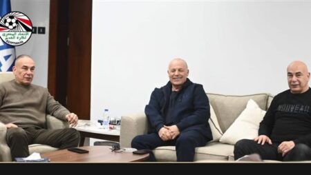 إسبانيا تطلب استضافة منتخب مصر.. أبو ريدة يجتمع مع الجهاز الفني للفراعنة