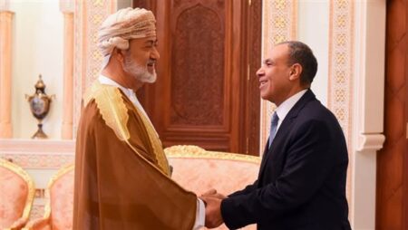 وزير الخارجية ينقل رسالة تضامن إلى سلطان عُمان.. ويبحث جهود احتواء التصعيد الإقليمي