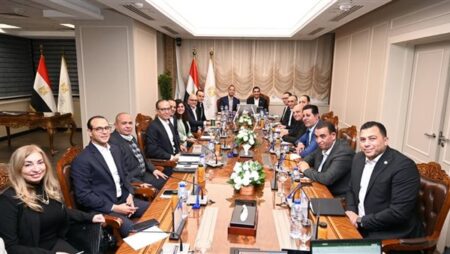 وزارة الشباب وشركة استادات تبحثان سبل تعزيز التعاون في عدد من المشروعات