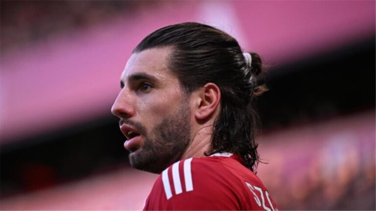 سوبوسلاي منتقدًا ليفربول: يجب أن نكون سعداء إذا تأهلنا لدوري المؤتمرات سوبوسلاي منتقدًا ليفربول: يجب أن نكون سعداء إذا تأهلنا لدوري المؤتمرات