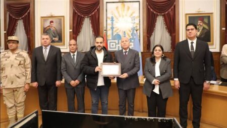محافظ القاهرة يكرم مدير مستشفى المنيرة ضمن النماذج المتميزة في المتابعة الميدانية