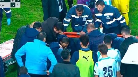 «الإسعاف» يتدخل لإنقاذ لاعب بيراميدز بعد سقوطه في الملعب خلال 7 دقائق حاسمة