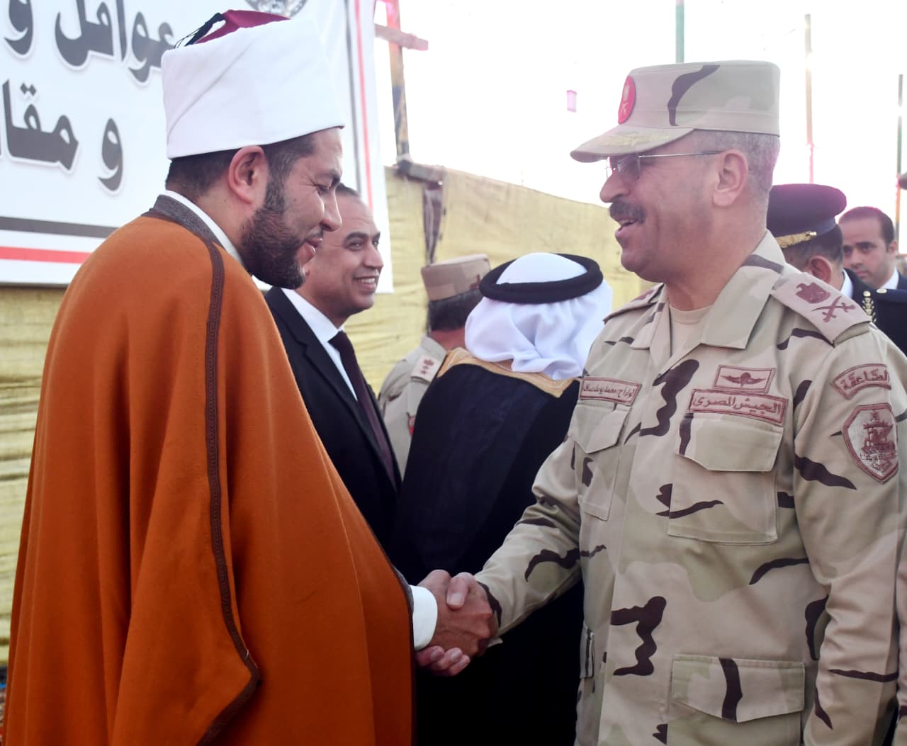 قيادة الجيش الثاني الميداني تنظم لقاء وحفل إفطار لعدد من شيوخ وعواقل شمال سيناء.. صور