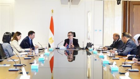 وزير التخطيط يلتقي السفير البريطاني لبحث تعزيز التعاون الاقتصادي