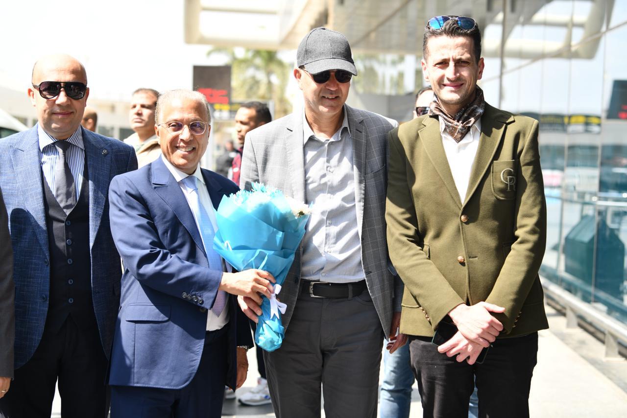 بيراميدز يستقبل بعثة الجيش الملكي بالورود
