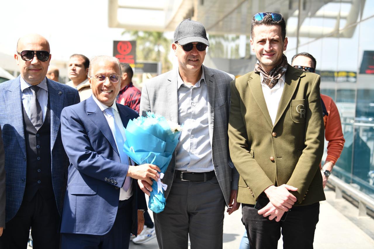 بيراميدز يستقبل بعثة الجيش الملكي بالورود