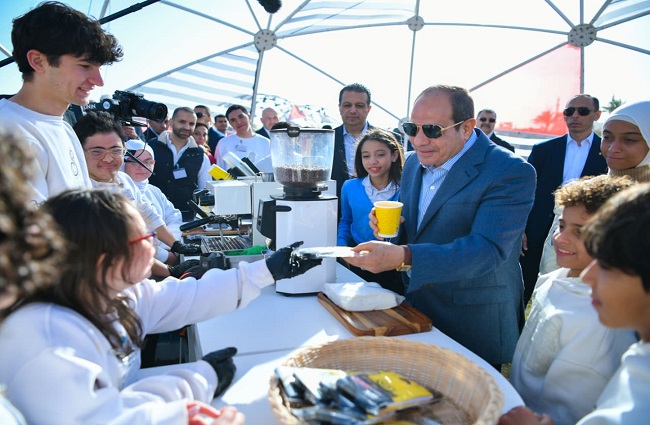 السيسي يتناول فنجان قهوة من يد طقل من ذوي الهمم ويرسم بالألوان على وجه آخر (صور) 2 السيسي يتناول فنجان قهوة من يد طقل من ذوي الهمم ويرسم بالألوان على وجه آخر (صور)