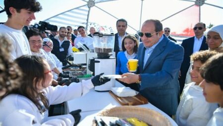 السيسي يتناول فنجان قهوة من يد طقل من ذوي الهمم ويرسم بالألوان على وجه آخر (صور)