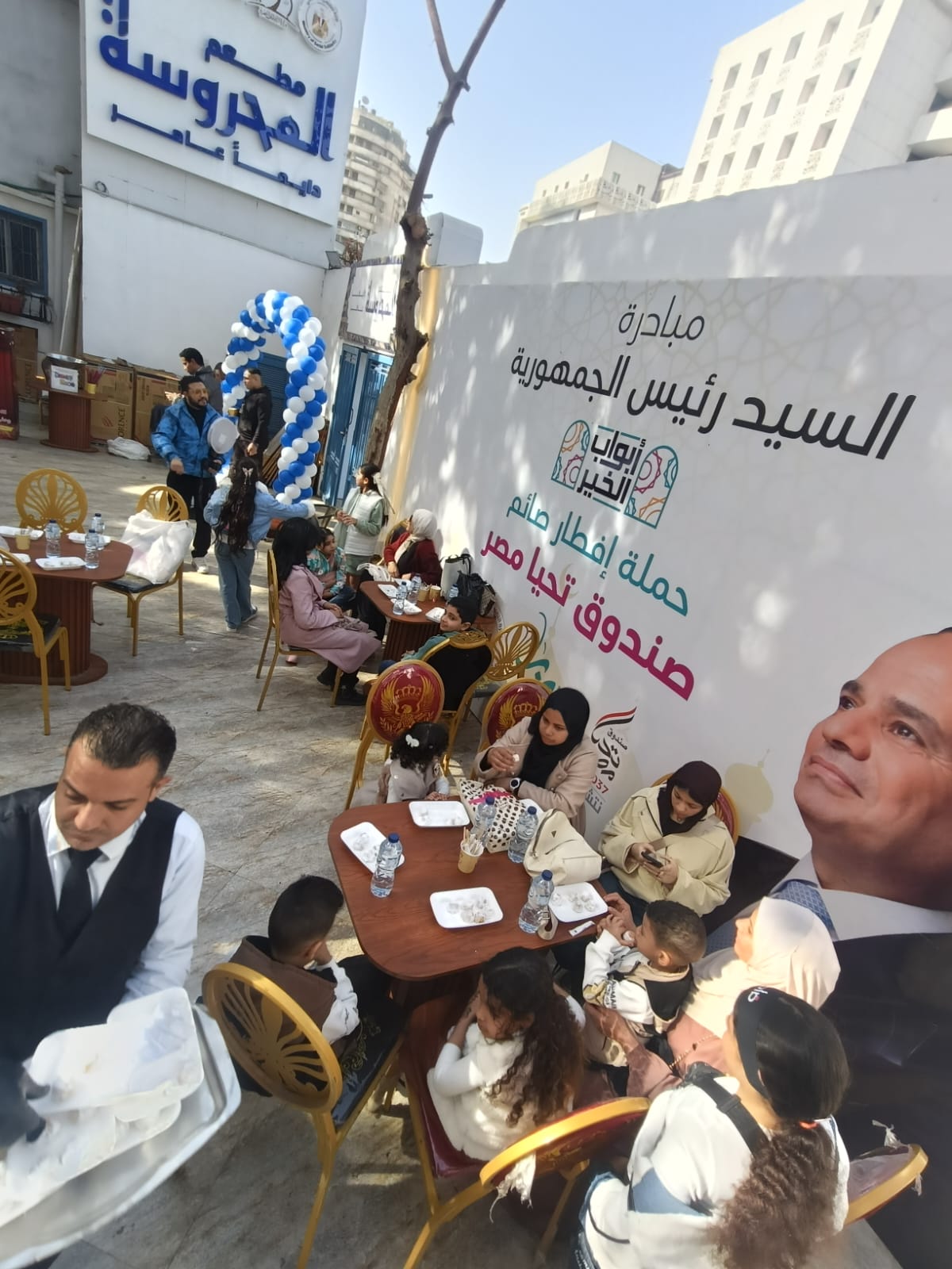 نقاط الإطعام توزع كعك العيد على المترددين عليها في مختلف المحافظات