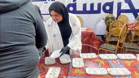 نقاط الإطعام توزع كعك العيد على المترددين عليها في مختلف المحافظات