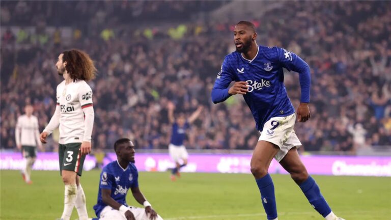 فيديو | تشيلسي يرفض هدية ليفربول ويتعثر بثلاثية أمام إيفرتون في الدوري الإنجليزي