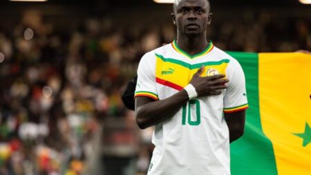 ساديو ماني يقف في وجه الاتحاد الإفريقي ويرفض إعادة جائزة أفضل لاعب بأمم إفريقيا