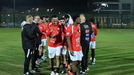 منتخب مصر ينظم ممرًا شرفيًا للاعبين الجدد