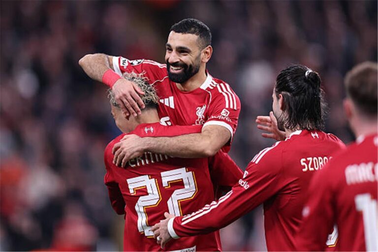 عائلة بديل محمد صلاح المحتمل تشاهد لقاء ليفربول وبرايتون من المدرجات عائلة بديل محمد صلاح المحتمل تشاهد لقاء ليفربول وبرايتون من المدرجات