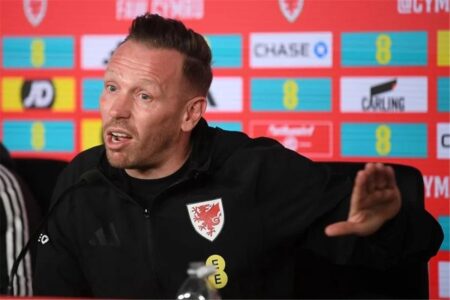 رد ساخر من مدرب ويلز على سؤال صحفي بشأن محمد صلاح